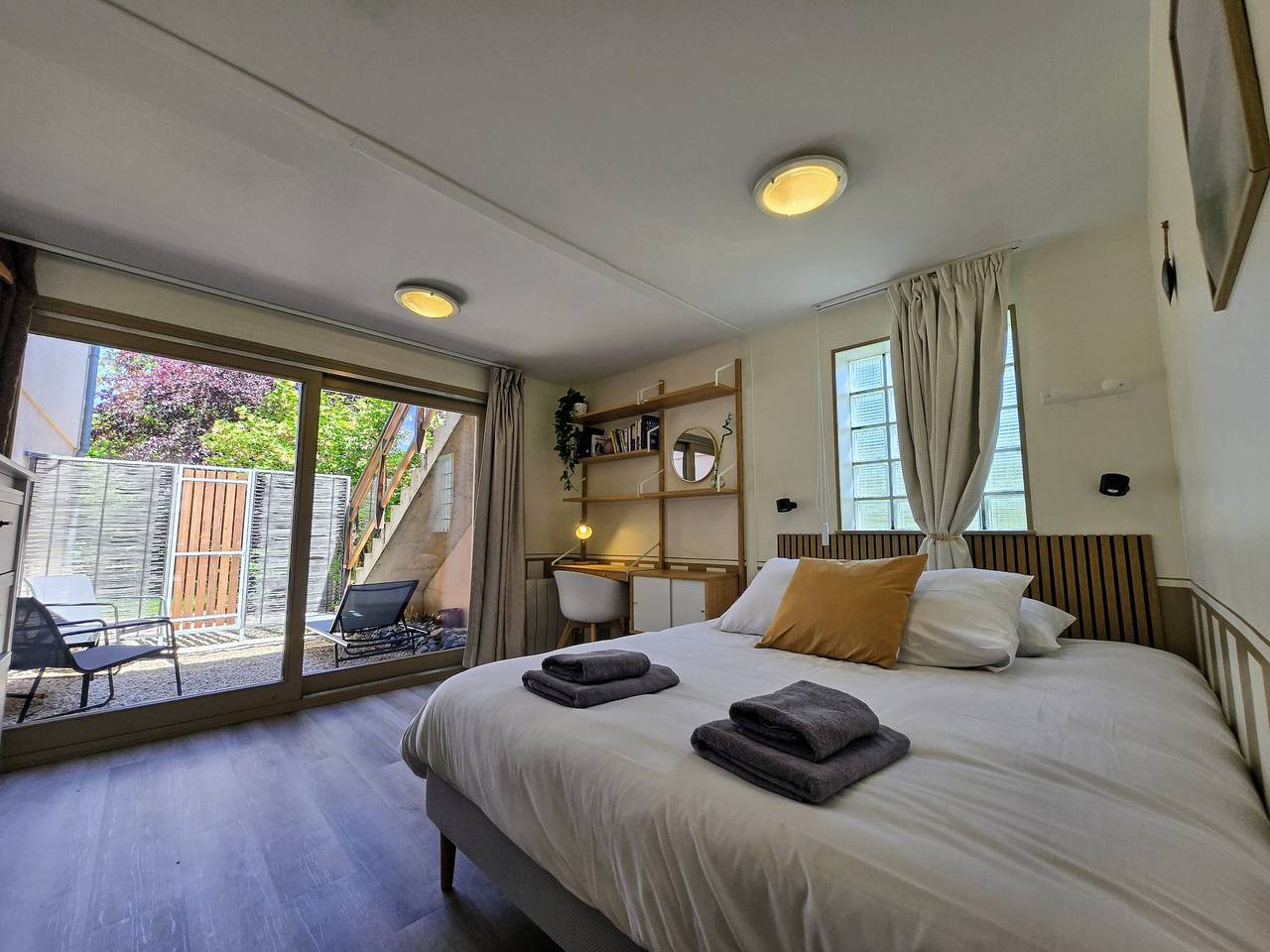 Apartamento entero, Apartamento moderno de 2 dormitorios con terraza y wifi en el centro de Chablis in Chablis (Yonne), Auxerre region