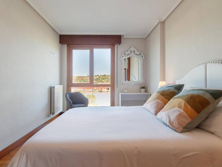 Ganze Ferienwohnung, Ferienwohnung für 5 Personen mit Seeblick in Solarium-Zona de Pesca Los Cargaderos (Barakaldo), Barakaldo