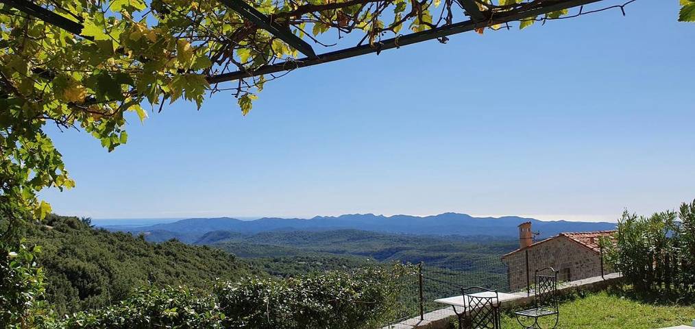 Location de vacances pour 4 personnes, avec piscine ainsi que jardin et vue à Mons (Var)