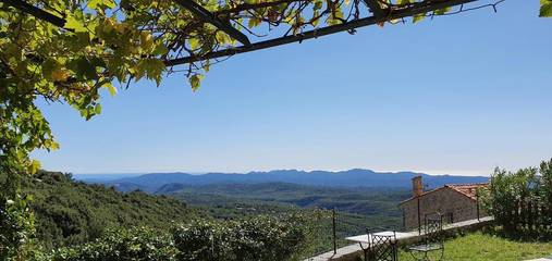 Gîte pour 4 personnes, avec vue ainsi que jardin et piscine à Mons (Var)