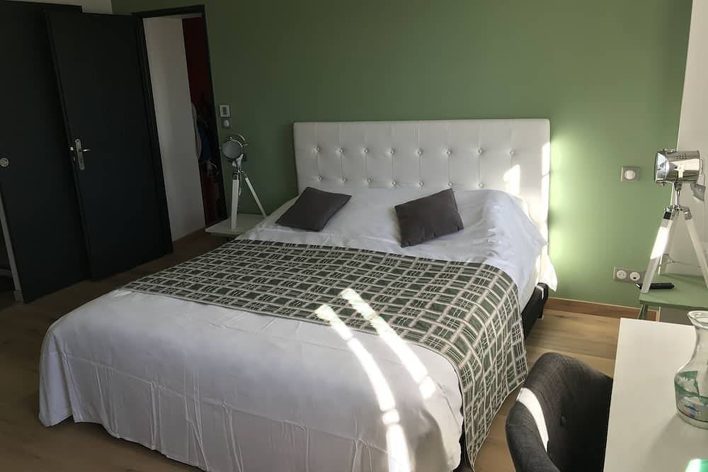 Gîte famille , 12pers. piscine chauffée, proche Toulouse, labellisé, 4 épis in Mauvaisin, Lauragais