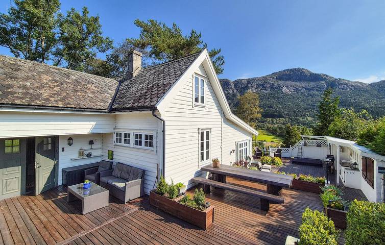 Ferienhaus für 9 Personen, mit Terrasse und Garten - 1