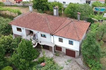 Gîte pour 4 personnes, avec vue ainsi que jardin et piscine, animaux acceptés à Oliveira de Frades