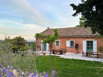 Gîte pour 8 personnes, avec jardin et piscine à Gigondas