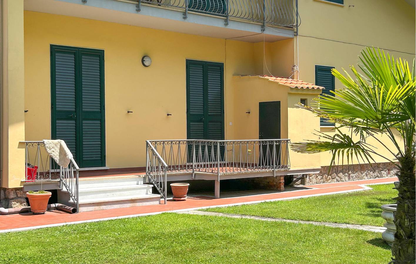 Gemütliches Apartment mit Garten und Parkplatz, 1,5 km zum Strand in Massa, Italienische Riviera