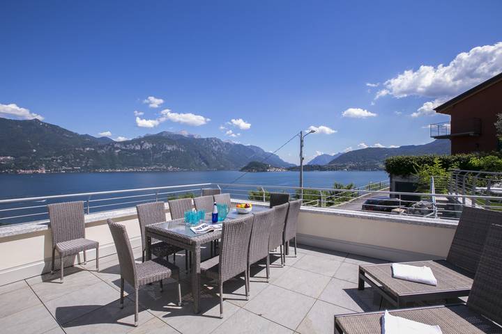Attico per 10 persone, con terrazza e vista lago nonché piscina, adatto a famiglie con bambini sul Lago di Como