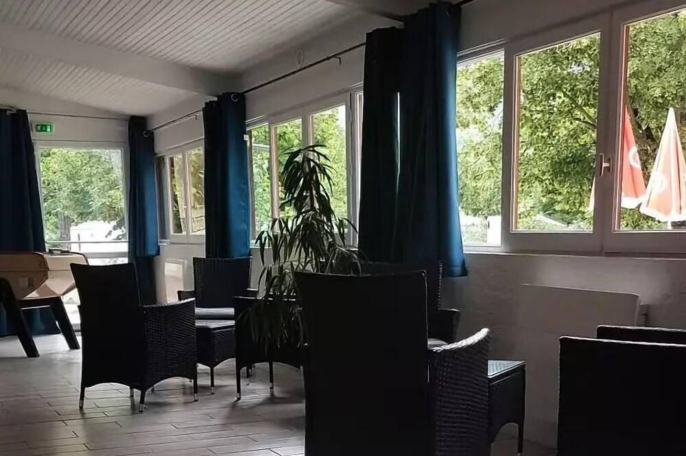 Caravane 1 chambre - sans eau ni sanitaires 2 personnes in Annot, Région Castellane
