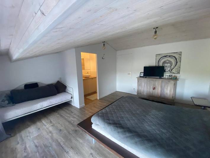 Gîte pour 2 personnes, avec terrasse ainsi que piscine et vue à Angliers - 4