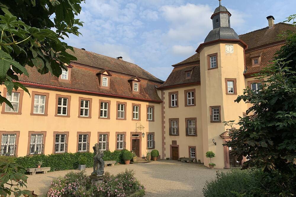 Wohnung im Barockschloss Baujahr 1608 mit großem Garten, See und Tennisplatz in Zeitlofs, Rhön-Bayern