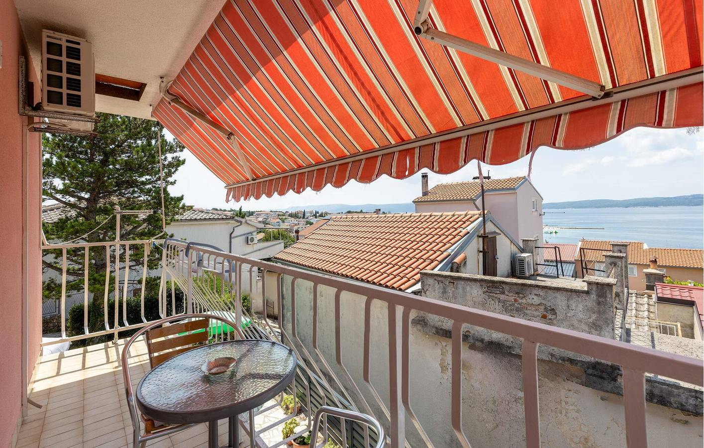 Ganze Ferienwohnung, Charmantes Apartment mit WLAN und Terrasse, 2 km vom Strand entfernt in Selce, Primorje-Gorski Kotar