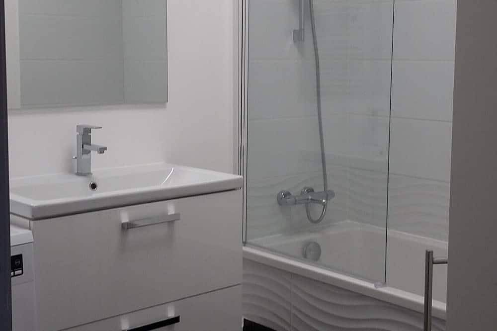 \"Countryside in town\" Cottage with heated pool and jacuzzi \"\" 3 stars \" in Uzès, Nimes region