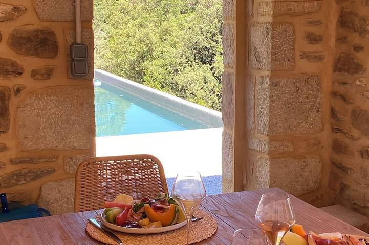 Gîte pour 12 personnes, avec piscine à Sanilhac