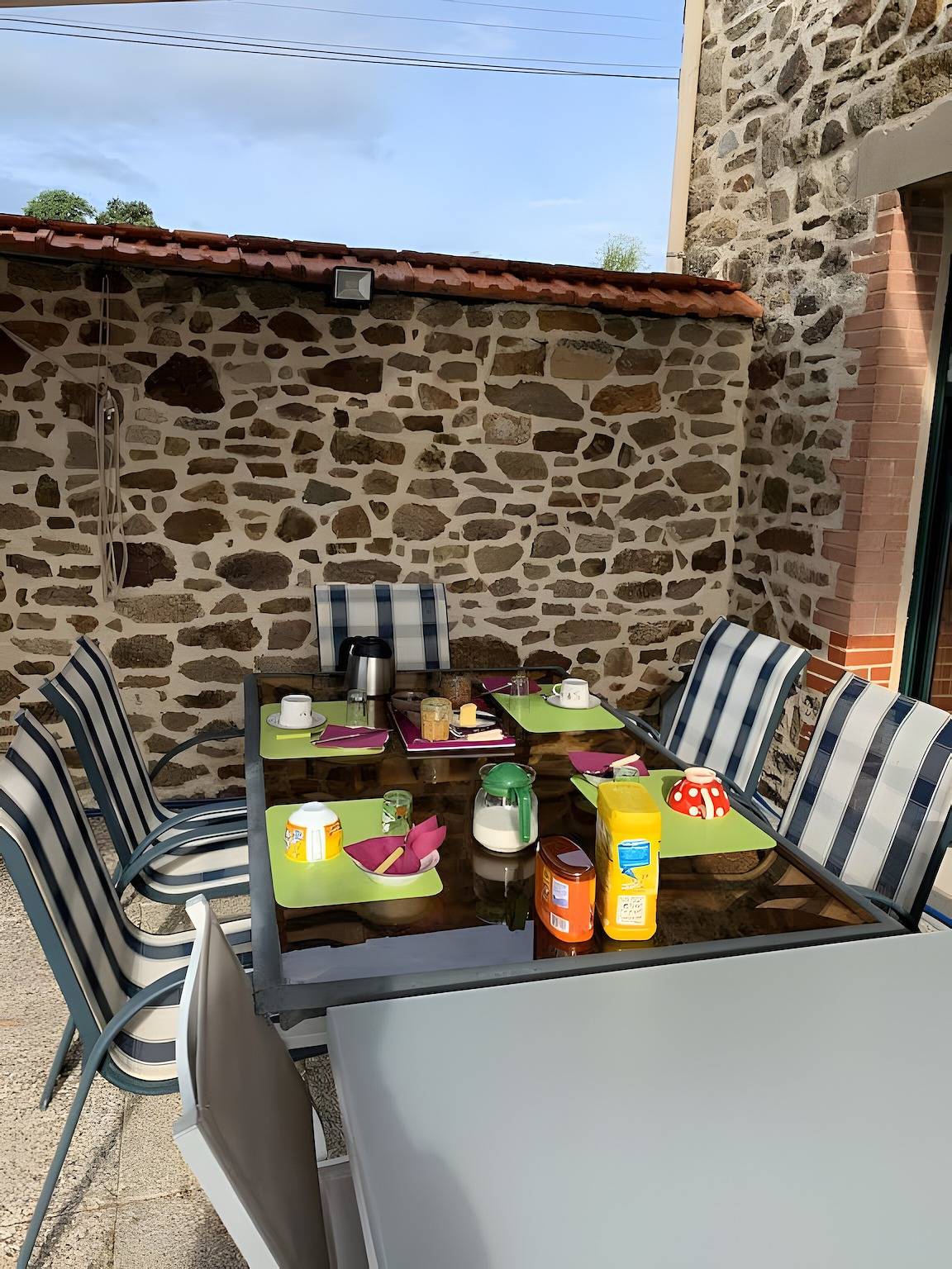 Chambre d’hôtes La Vie en Rose met gedeeld zwembad, terras en Wi-Fi in Saint-Guinoux, Saint-Malo en omgeing