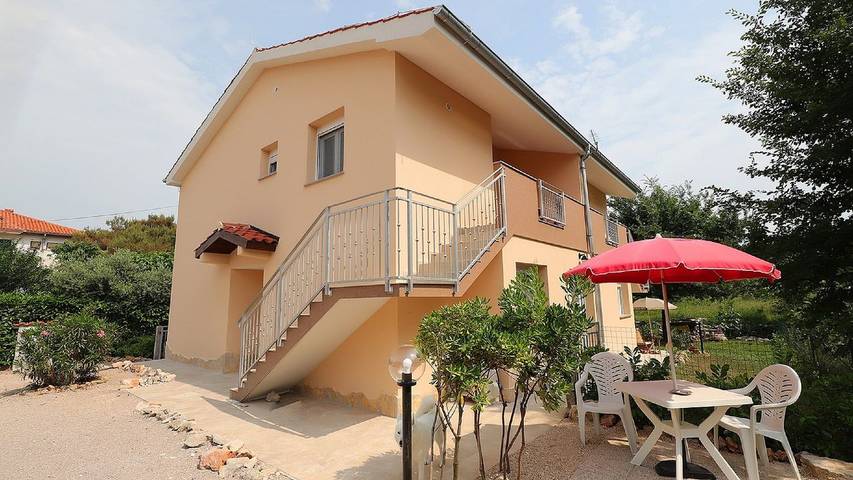 Ferienwohnung für 4 Personen, mit Garten und Pool sowie Balkon auf Krk