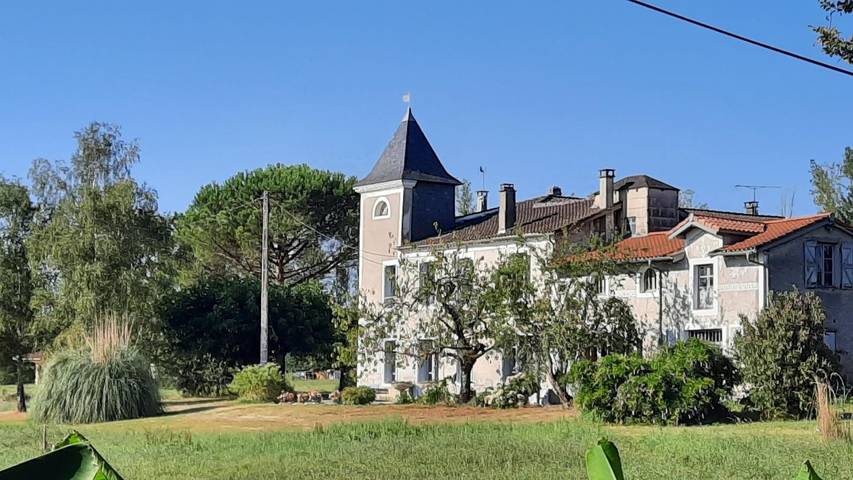Gîte pour 9 personnes, avec jardin ainsi que piscine et terrasse