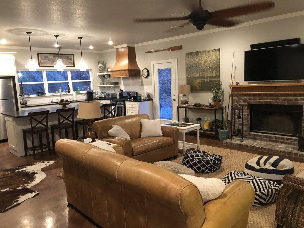 Graues Haus am See in Ozark Mountains