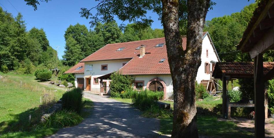Gîte pour 6 personnes, avec Terrasse ainsi que Jardin et Piscine à Ban-de-Sapt