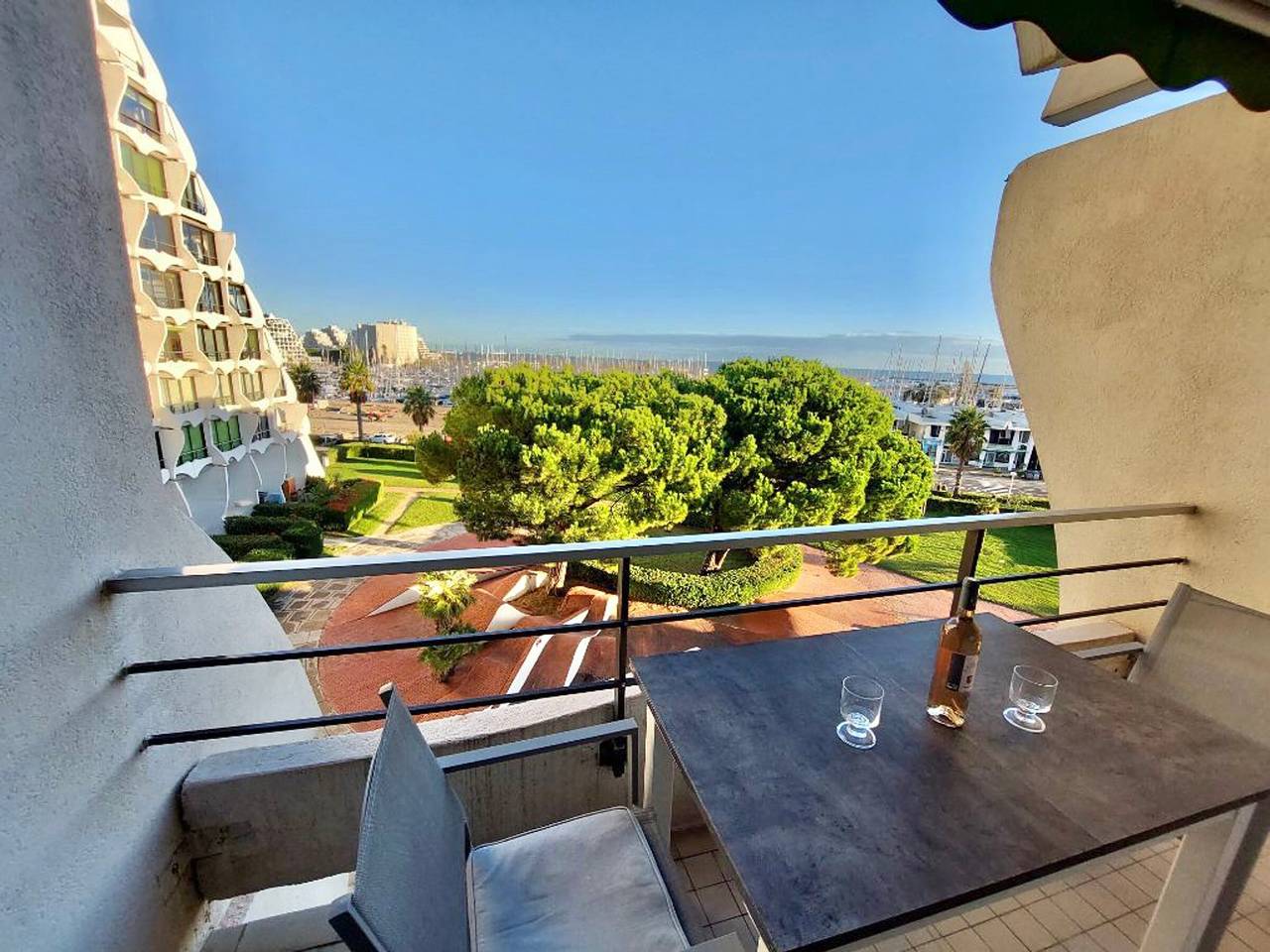 Entire apartment, 2-room apartment with balcony and parking, 250m from the beach in La Grande-Motte, Côte d'Améthyste