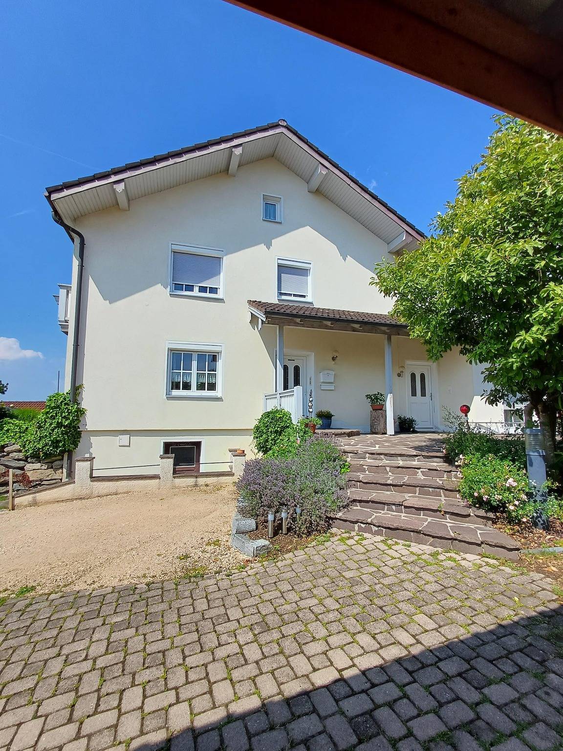 Ganze Ferienwohnung, Ferienwohnung Wenzl - Ferienwohnung bis 3 Personen, 1. sep. Schlafzimmer, Südbalkon mit Bergblick in Schnaitsee, Landkreis Traunstein
