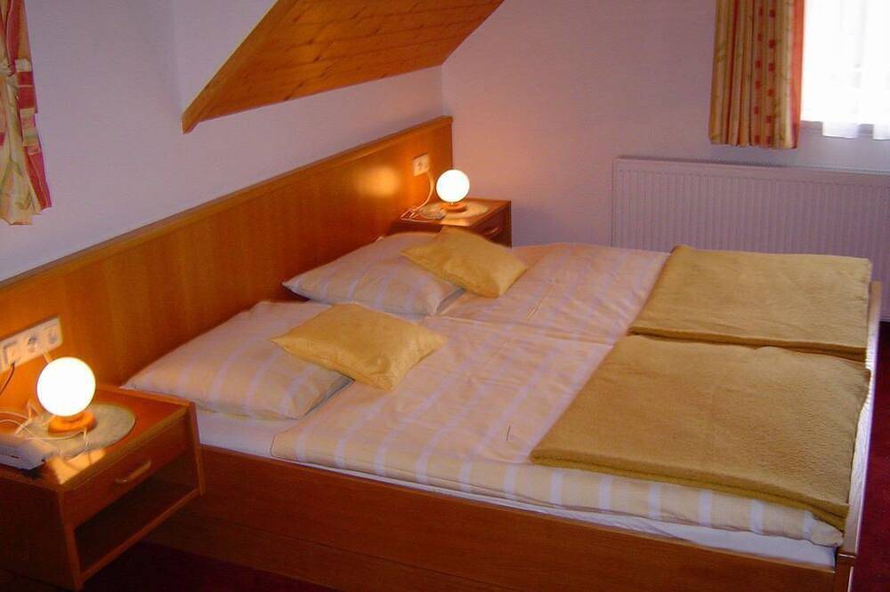 Landhaus Hinteregger - Doppelzimmer Kaiserburg in Bad Kleinkirchheim, Nockberge