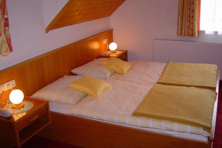 Landhaus Hinteregger - Doppelzimmer Kaiserburg in Bad Kleinkirchheim, Nockberge