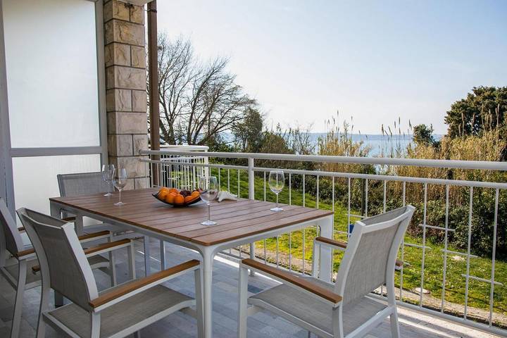 Ferienwohnung für 2 Personen, mit Pool und Garten sowie Ausblick in Portoroz