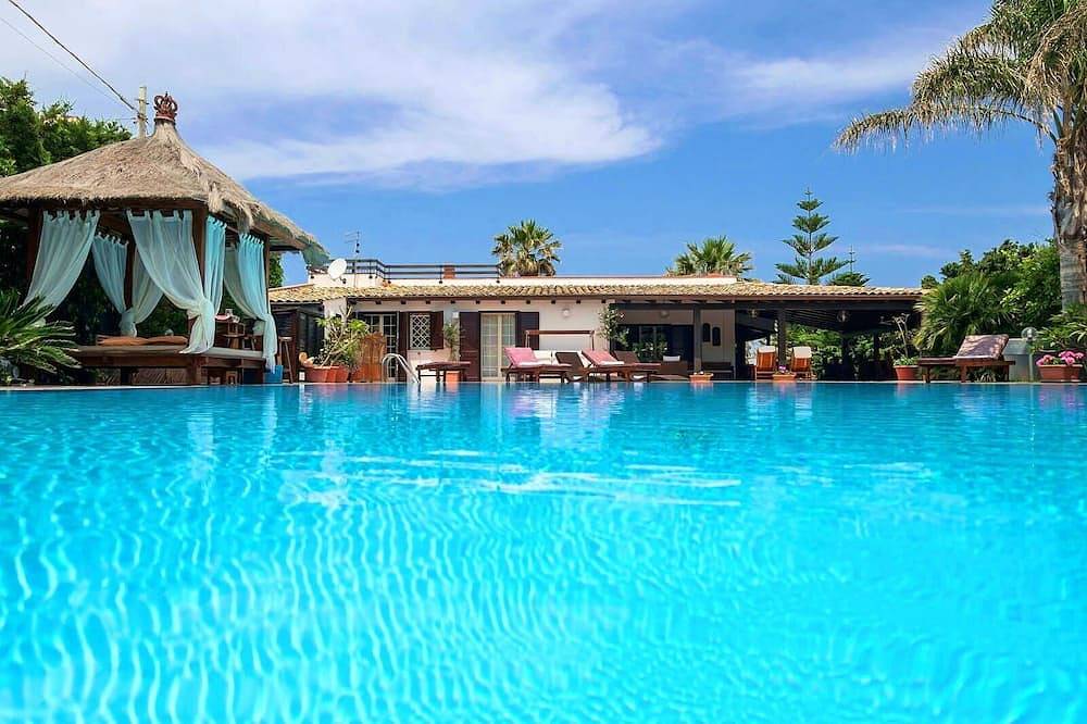 **** Rumah Saya ****  Balinese house by the sea in Campofelice di Roccella, Provincia di Palermo