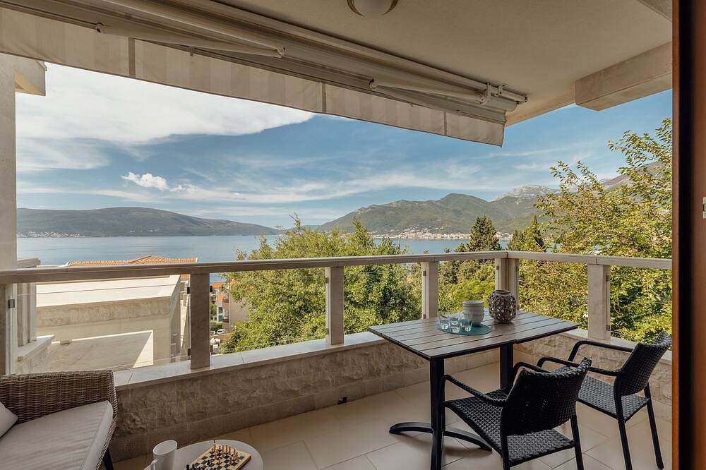 Ganze Wohnung, Luxury apartment with sea view 10 mn from the beach in Tivat, Boka Kotorska