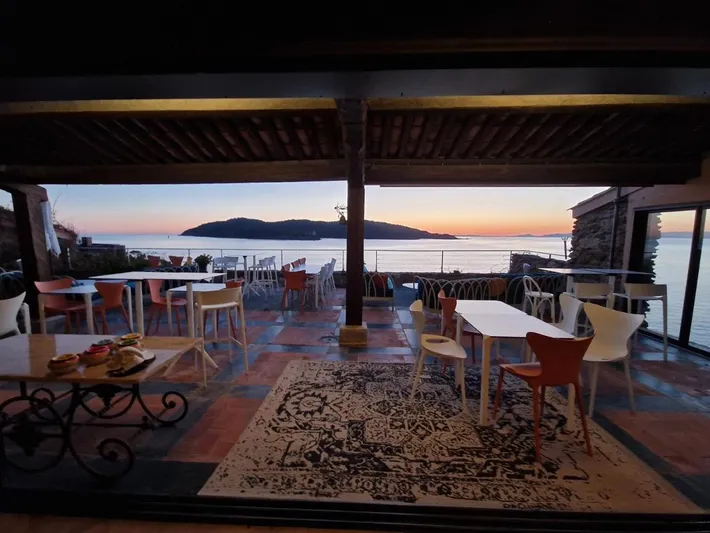 Alojamiento y desayuno para 2 personas, con terraza y jardín además de piscina y vistas - 1