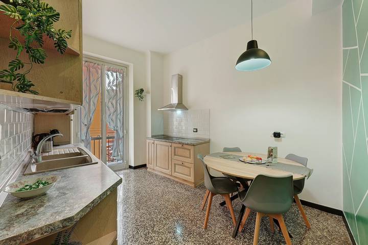 Appartamento intero, Appartamento 'Janua Jungle House' con Balcone, Wi-Fi e Aria Condizionata in Genova (Città), Genoa