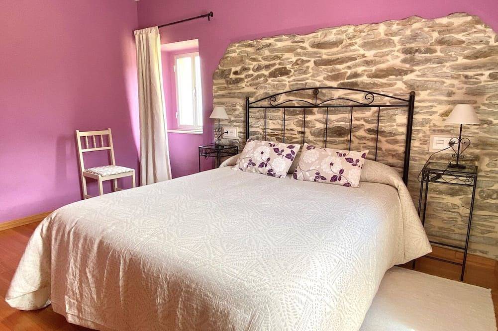 Sunny country cottage with garden located steps from several stunning beaches. in Ortigueira, Galician Coast