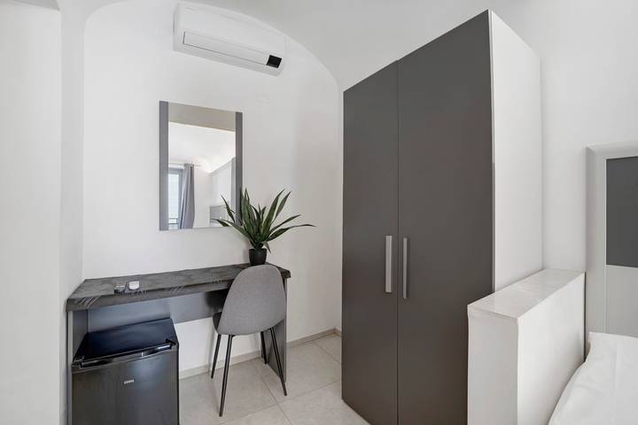 Habitación 'Stanza 101' con balcón y aire acondicionado in Novara, Provincia de Novara