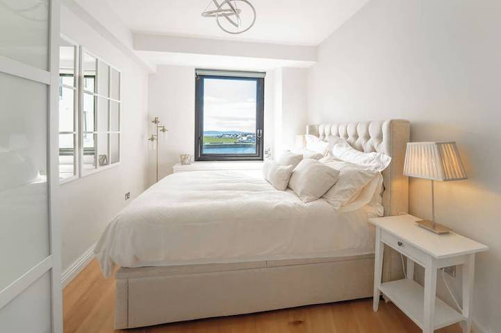 Entire apartment, Galway City Center Claddagh Galway Bay Views in Eyre Square, Galway