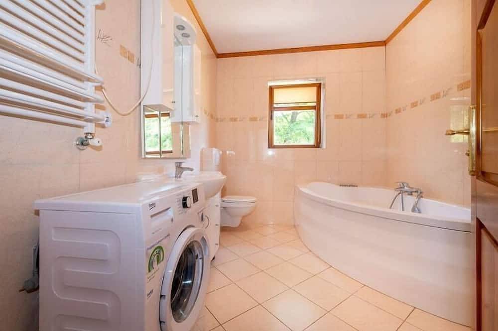 Komfortables Ferienhaus mit Kamin und Terrasse in Bobolin, Powiat Sławieński