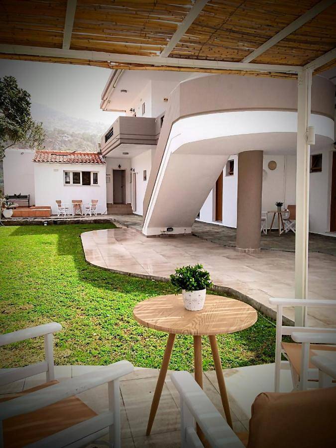 Gîte pour 2 personnes, avec vue et jardin dans Soúgia - 4