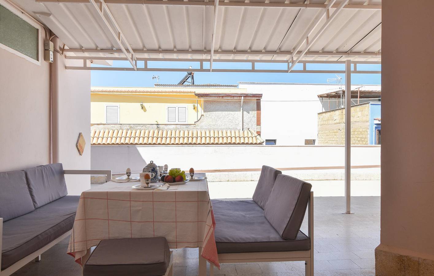Ganze Ferienwohnung, Sonnige Terrassenwohnung 1,5 km vom Strand El Pam Pam entfernt in Trappeto, Palermo Provinz