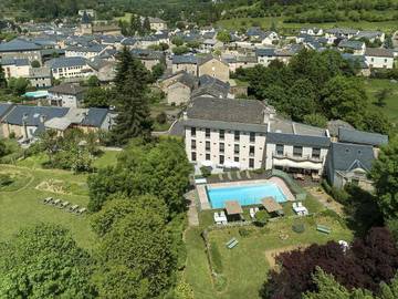 Hôtel pour 4 personnes, avec piscine ainsi que vue et jardin à Meyrueis
