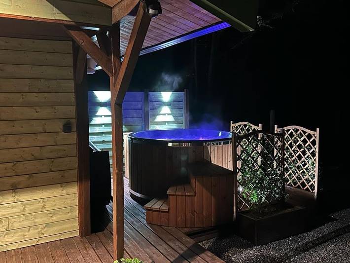 Chalet pour 4 personnes, avec Jacuzzi et Terrasse ainsi que Jardin et Sauna