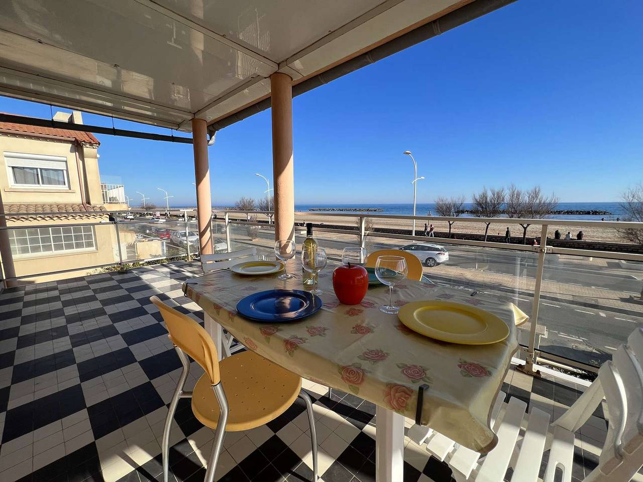 Appartement entier, T4 1er ét. 3 ch, terrasse, 10m plage, parking in Valras-Plage, Côte méditerranéenne (France)