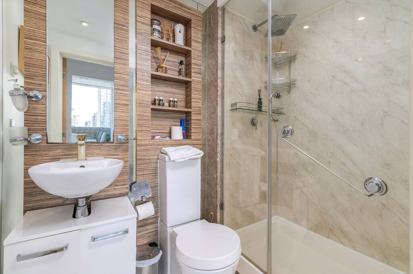 Entire apartment, Canary Wharf Retreat with Free Secure Parking in Tower Hamlets, London