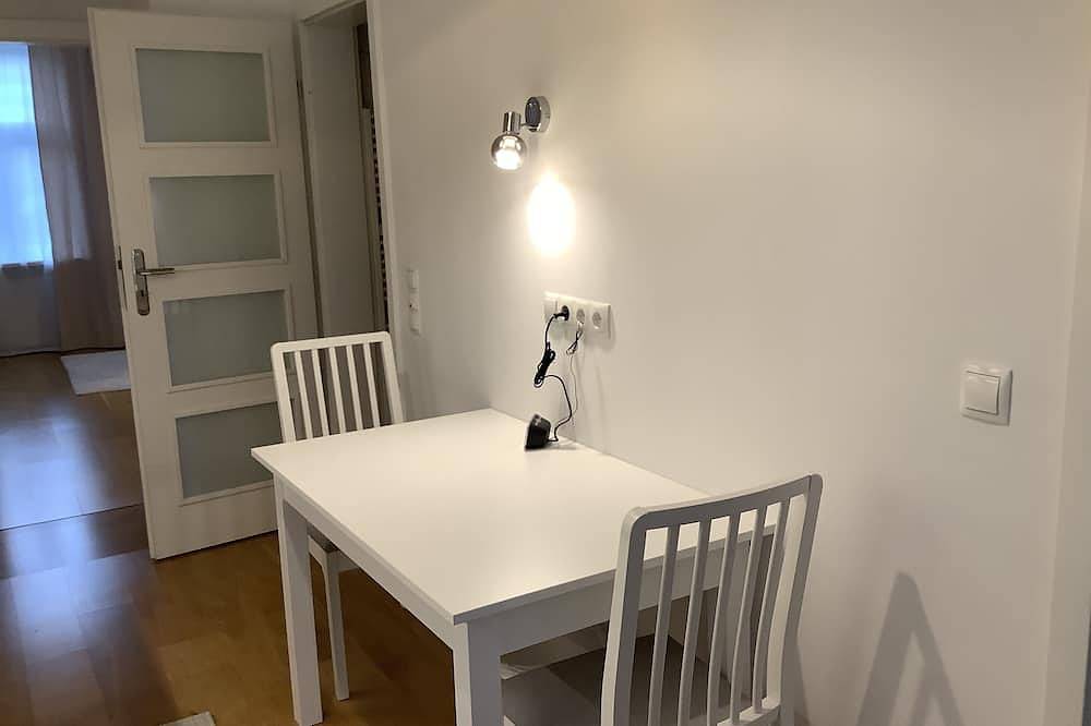 Apartamento inteiro, Free Wifi Netflix; newly furnished; Contactless: Early Check In / Late Check Out! in Viena, Floresta de Viena