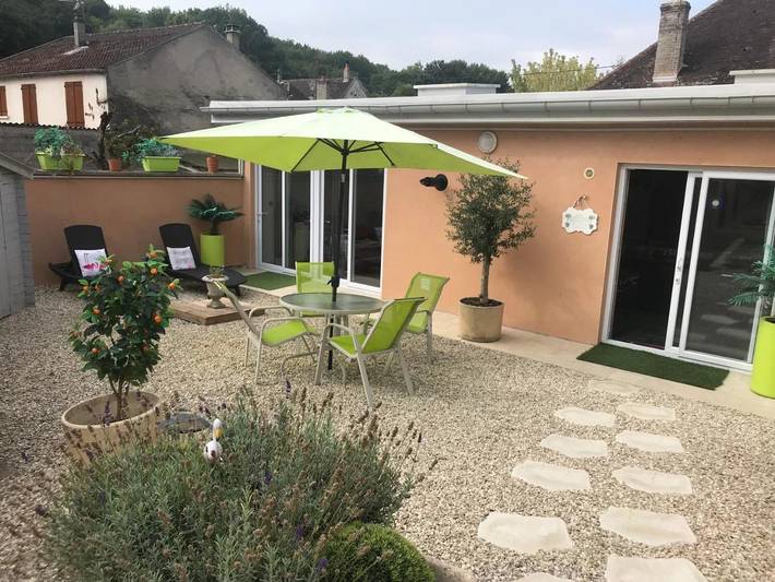Location de vacances pour 5 personnes, avec Terrasse ainsi que Jardin et Vue à Villy