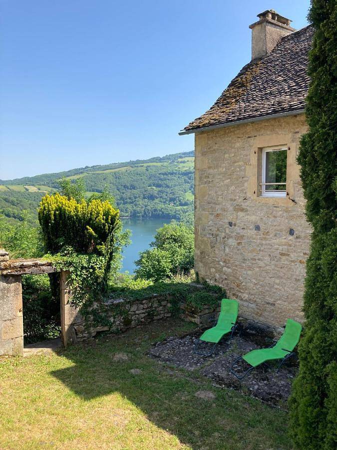 Location de vacances pour 8 personnes, avec vue sur le lac et jardin ainsi que terrasse et vue à Castelnau-de-Mandailles - 4