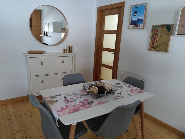 Entire apartment, Mountain Style Duplex Near Jaca, Parking Included in Castiello de Jaca, Aragonese Pyrenees