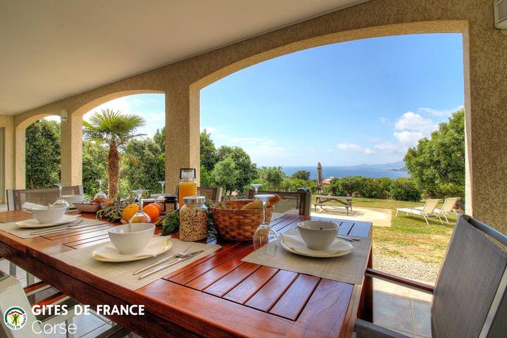 Gîte pour 6 personnes, avec Terrasse ainsi que Jardin et Vue