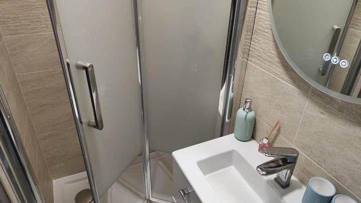 Family Room with Private Bathroom in Bondy, Seine-Saint-Denis
