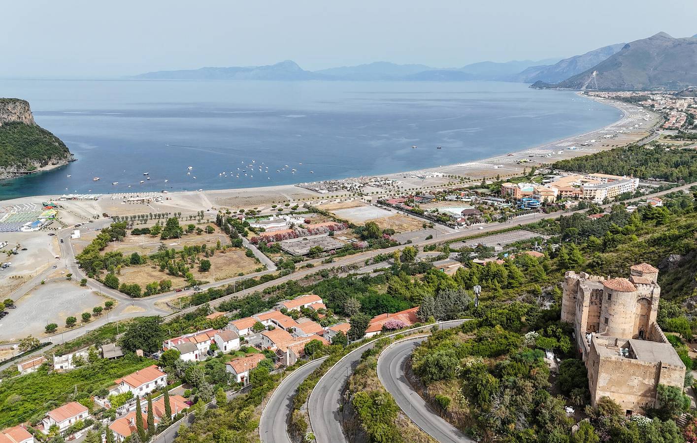 Appartamento vista mare con parcheggio e WiFi, a 2 km dalla spiaggia in Praia a Mare, Costa Tirrenica Calabria