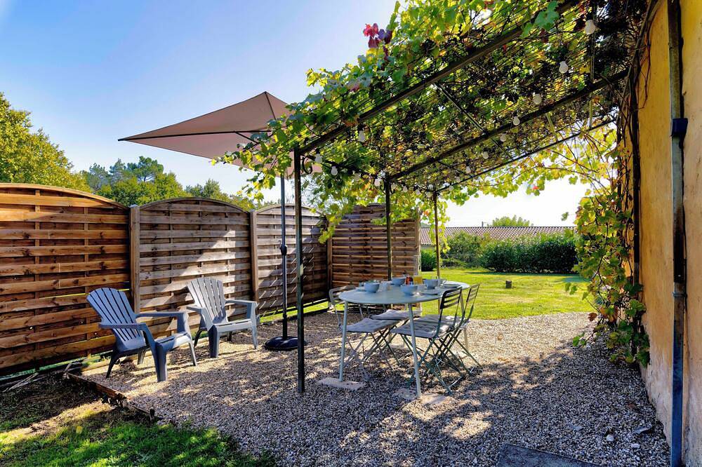 Petite maison en pierres - Terrasse - Parking - Piscine - Proche Bergerac in Saint-Sauveur (Dordogne), Périgord Pourpre