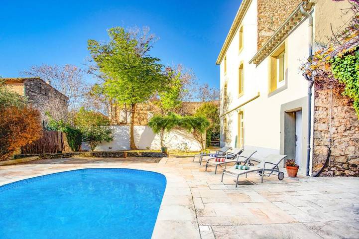 Location de vacances pour 8 personnes, avec piscine et jardin à Félines-Minervois