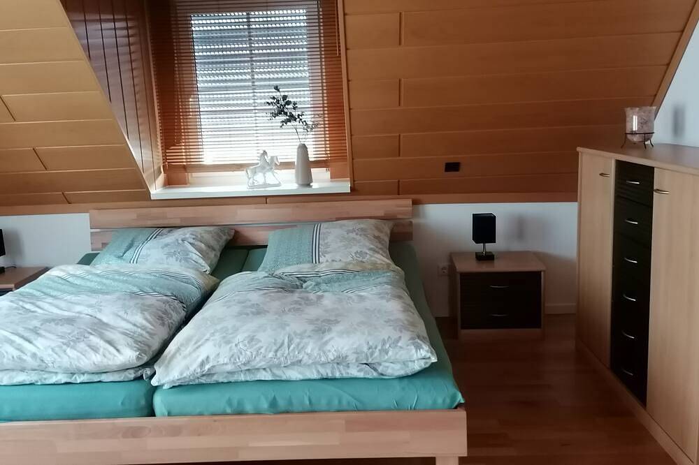 Ganze Wohnung, Ferienwohnung Dorfzauber mit Kirchblick in dem Dörfchen Joshofen in Neuburg an der Donau, Romantische Straße